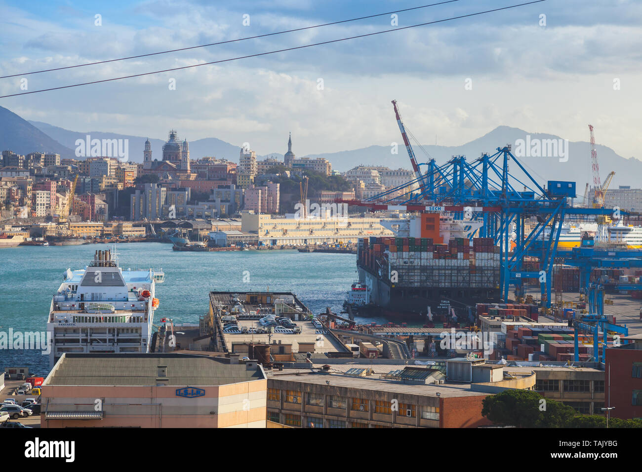 Genua, Italien - Januar 17, 2018: Blick auf den Hafen von Genua mit angelegten Schiffe und Brückenkrane Stockfoto