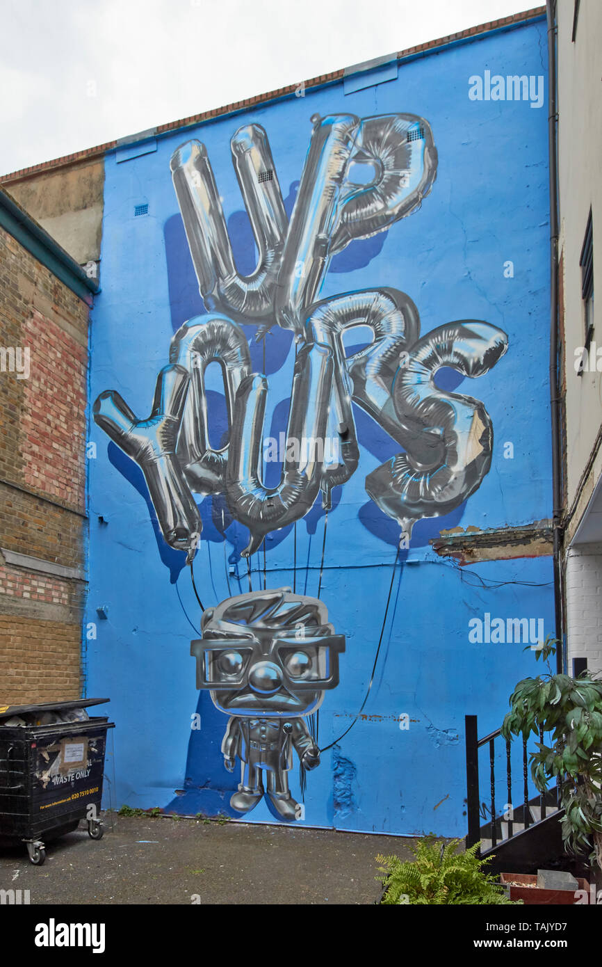 LONDON SPITALFIELDS BRICK LANE CUL DE SAC MIT ABFALLBEHÄLTER und Treppen zum Haus, und die großen blauen Wand Kunst Stockfoto