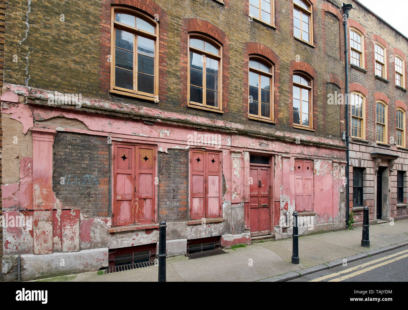 LONDON SPITALFIELDS BRICK LANE ROSA verlassene Häuser bewahrt für TV- und Filmproduktion Stockfoto