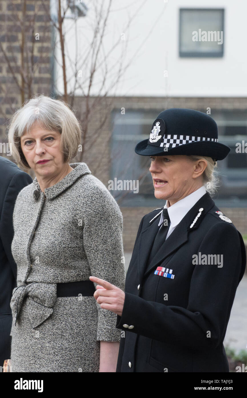 Holyport College, Holyport, Berkshire, Großbritannien. 28. November 2014. Ihre Majestät die Königin, von Seiner Königlichen Hoheit, dem Herzog von Edinburgh, besuchen Sie Holyport Hochschule begleitet. 70563 MP der Rt Hon Theresa können zusammen mit lokalen Würdenträgern waren es die Royal Party begrüßen zu dürfen. Credit: Maureen McLean/Alamy Stockfoto