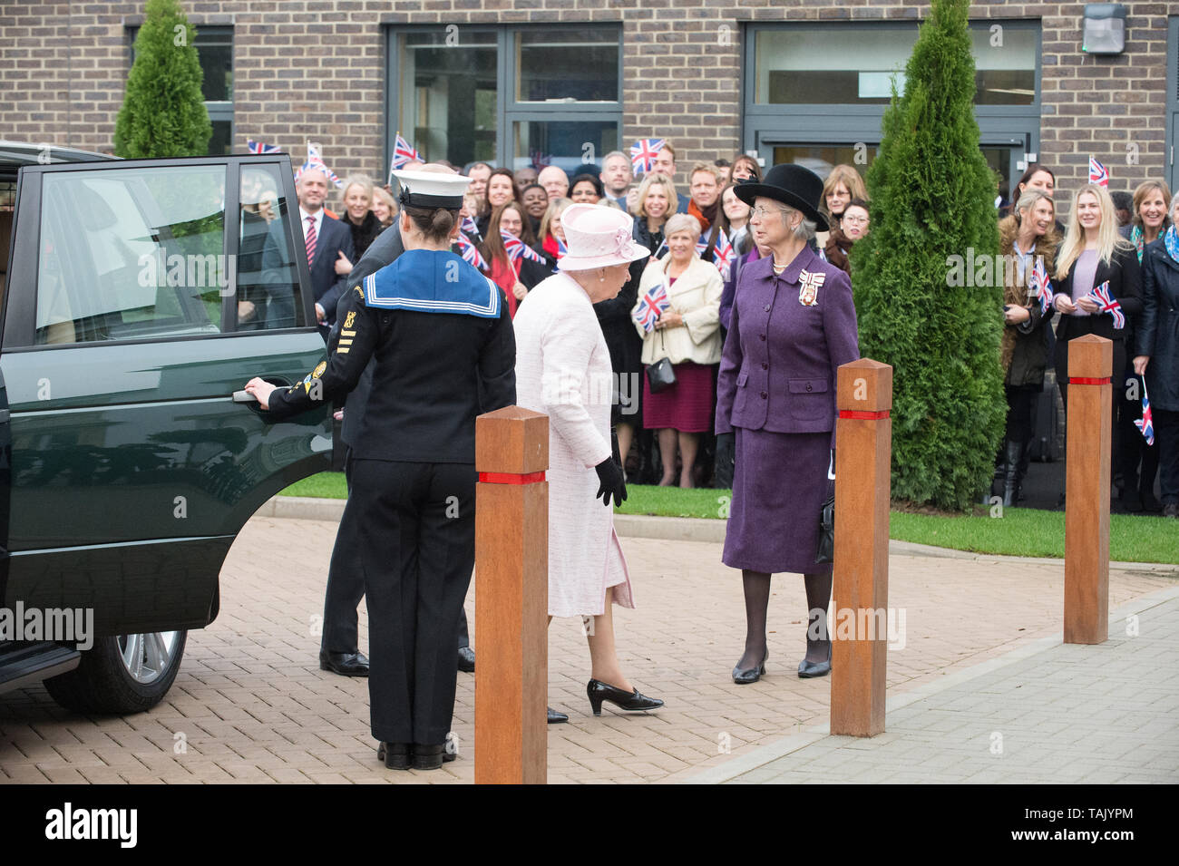 Holyport College, Holyport, Berkshire, Großbritannien. 28. November 2014. Ihre Majestät die Königin, von Seiner Königlichen Hoheit, dem Herzog von Edinburgh, besuchen Sie Holyport Hochschule begleitet. 70563 MP der Rt Hon Theresa können zusammen mit lokalen Würdenträgern waren es die Royal Party begrüßen zu dürfen. Credit: Maureen McLean/Alamy Stockfoto