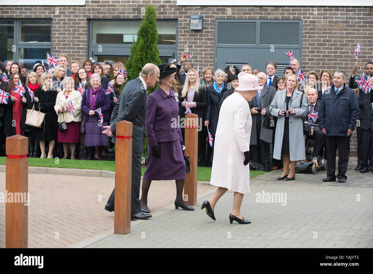 Holyport College, Holyport, Berkshire, Großbritannien. 28. November 2014. Ihre Majestät die Königin, von Seiner Königlichen Hoheit, dem Herzog von Edinburgh, besuchen Sie Holyport Hochschule begleitet. 70563 MP der Rt Hon Theresa können zusammen mit lokalen Würdenträgern waren es die Royal Party begrüßen zu dürfen. Credit: Maureen McLean/Alamy Stockfoto