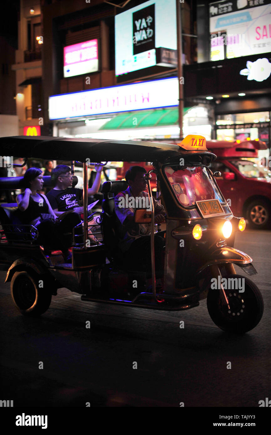 Tuk Tuks, die auf der Straße Chiang Mai Thailand Stockfoto