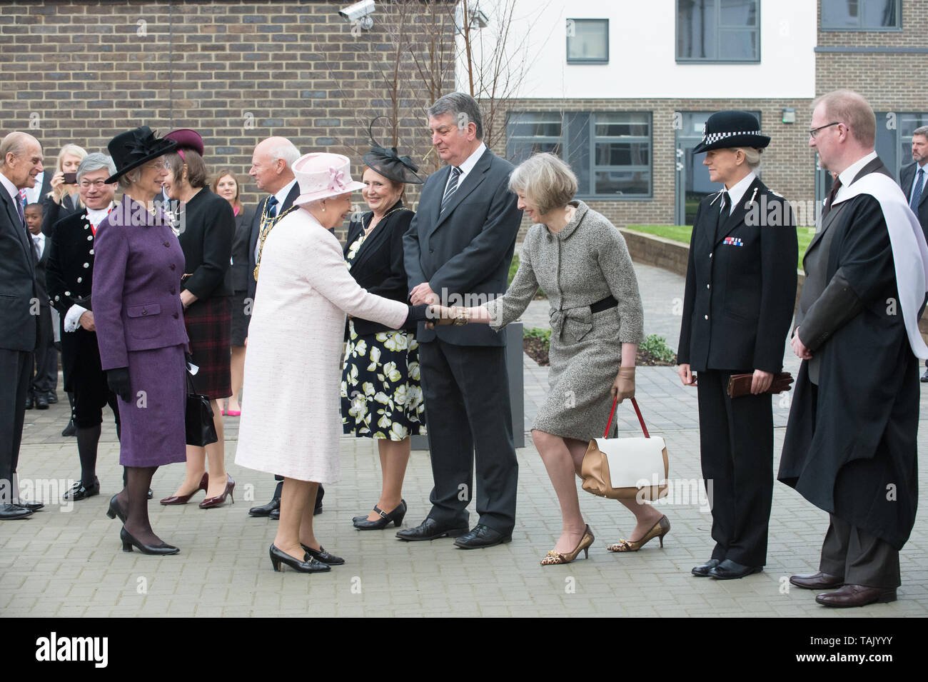 Holyport College, Holyport, Berkshire, Großbritannien. 28. November 2014. Ihre Majestät die Königin, von Seiner Königlichen Hoheit, dem Herzog von Edinburgh, besuchen Sie Holyport Hochschule begleitet. 70563 MP der Rt Hon Theresa können zusammen mit lokalen Würdenträgern waren es die Royal Party begrüßen zu dürfen. Credit: Maureen McLean/Alamy Stockfoto