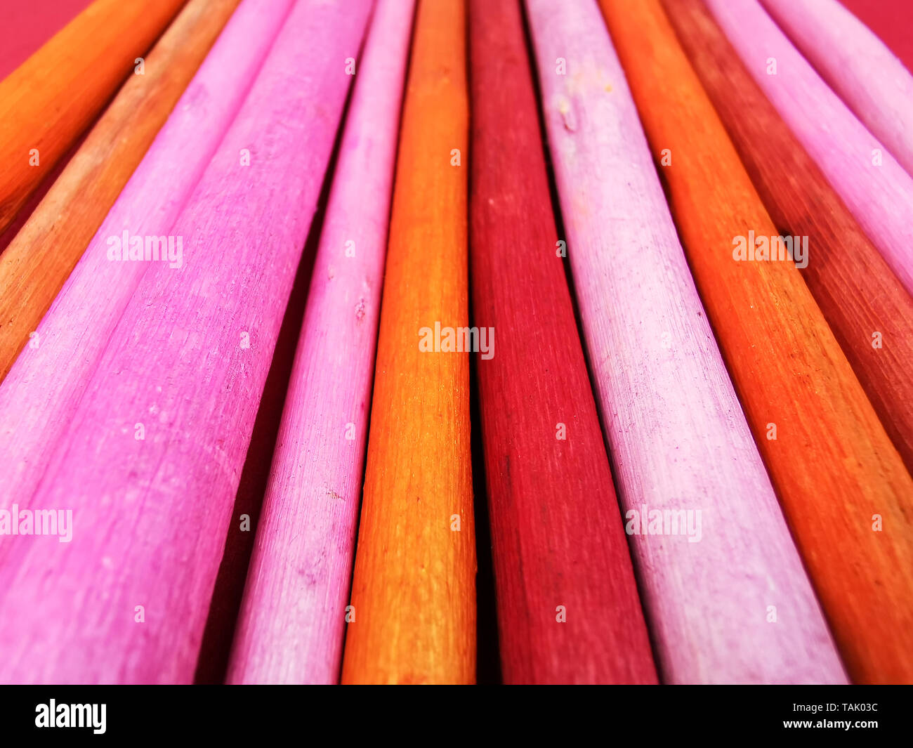 Hintergrund der duftenden farbige Holzstäbchen Stockfoto