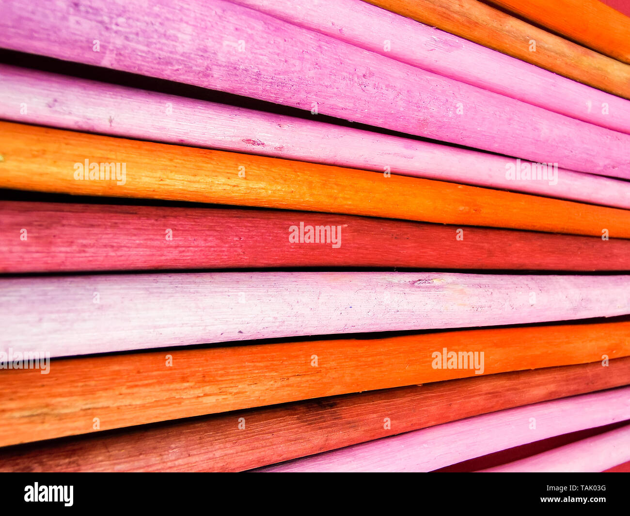 Hintergrund der duftenden farbige Holzstäbchen Stockfoto