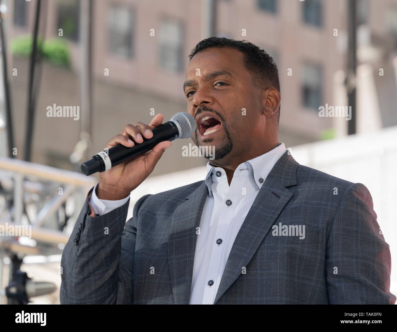 New York, NY - 25. Mai 2019: Alfonso Ribeiro spricht auf der Bühne während Seite an Seite Feier der Service Konzert am Rockefeller Center Stockfoto