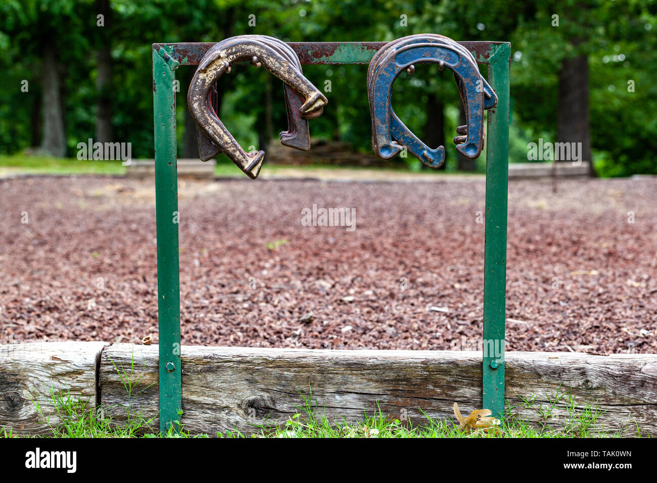 Hufeisen hängend an einem Rack außerhalb eines Hufeisens Hof in einem ruhigen Park in Marshall County, Kentucky. Stockfoto
