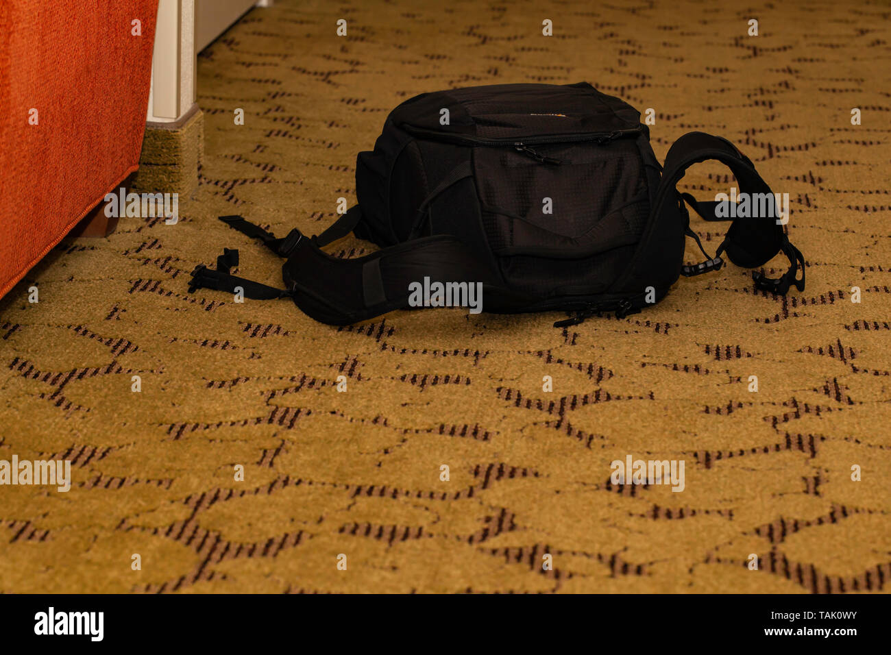 Eine vergessene Tasche am Boden von einem Hotel Zimmer, dass Bedrängnis zu einem Reisenden zu verursachen. Stockfoto