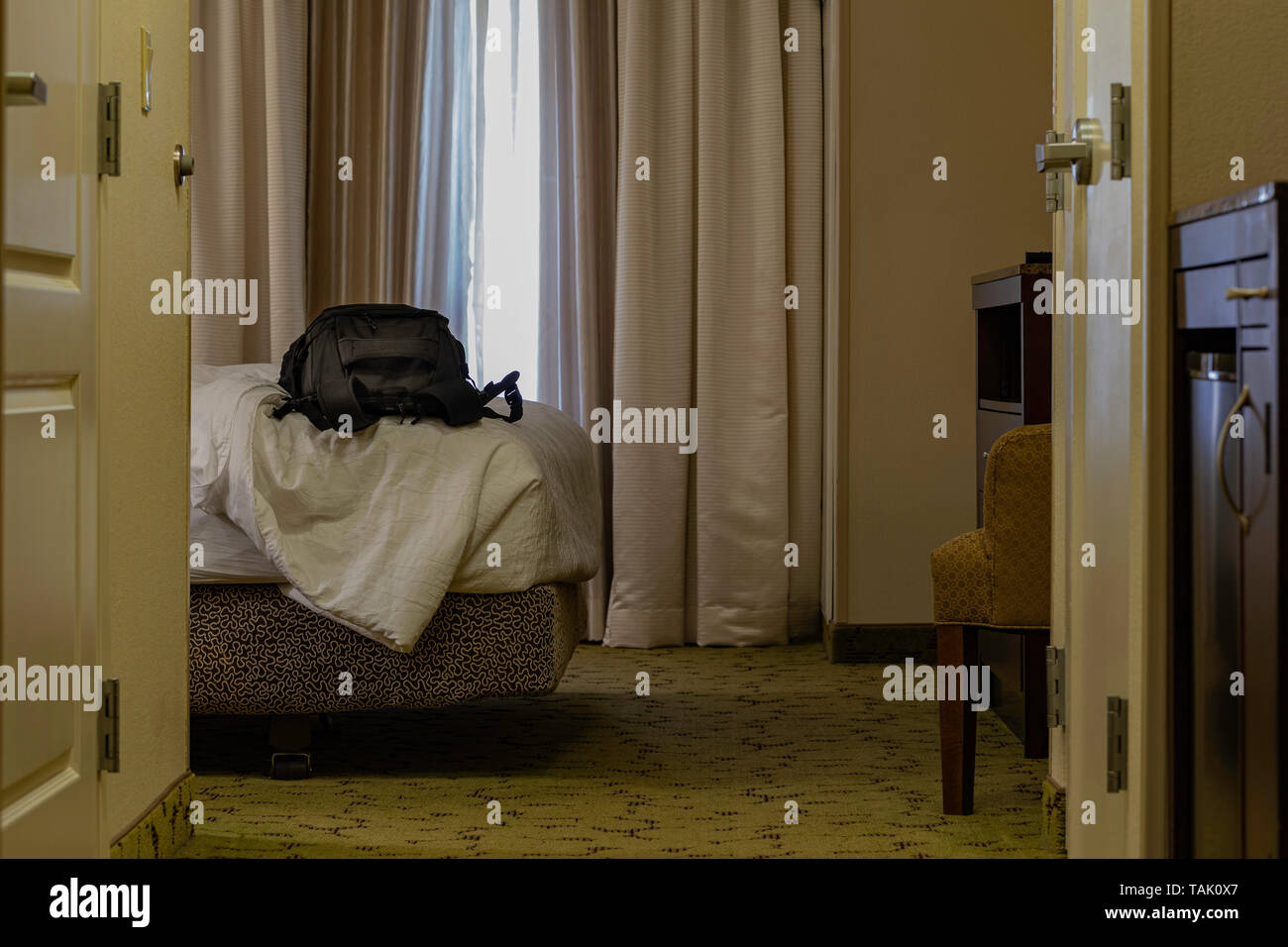 Eine vergessene Tasche auf dem Bett von einem Hotel Zimmer, dass Bedrängnis zu einem Reisenden zu verursachen. Stockfoto