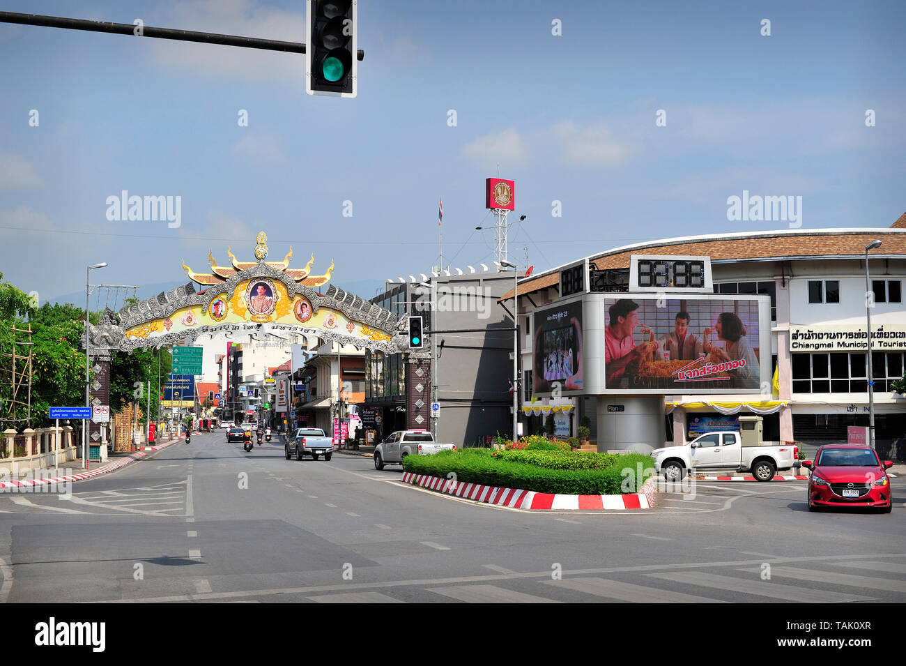 Royal Torbogen in Richtung Tha Phae Gate Chiang Mai Thailand führenden Stockfoto