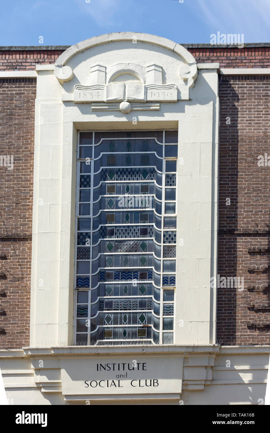 Art déco-Fenster auf Institite und Social Club Fassade, Market Street, Stourbridge, West Midlands, England, Vereinigtes Königreich Stockfoto