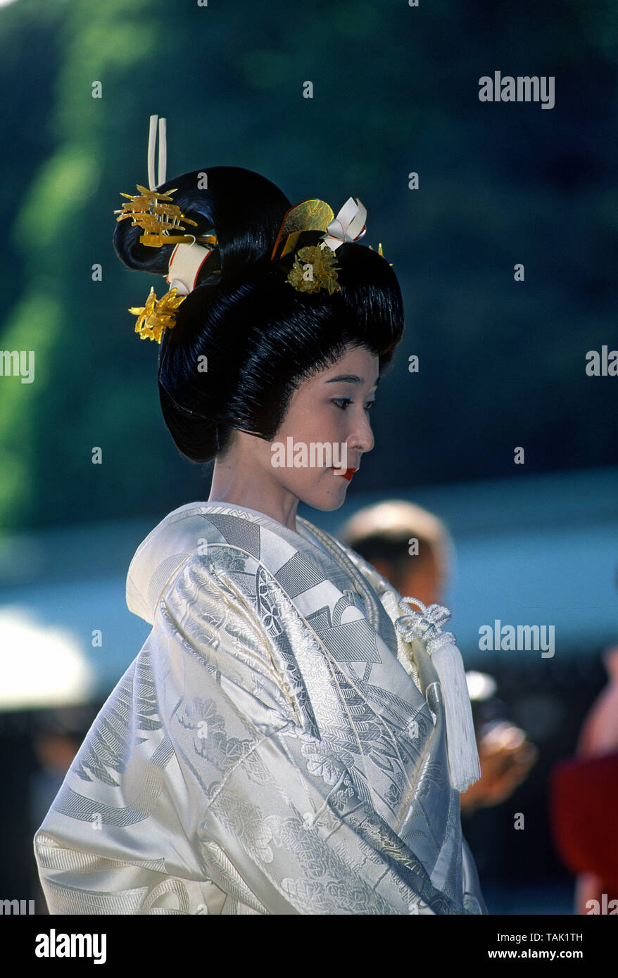 Japanische Bräute in traditioneller Kleidung einem weissen Kimono (Shiromoku) und eine aufwendige Frisur - tragen in der Regel eine Perücke und tsuno - kakushi Headress. Stockfoto