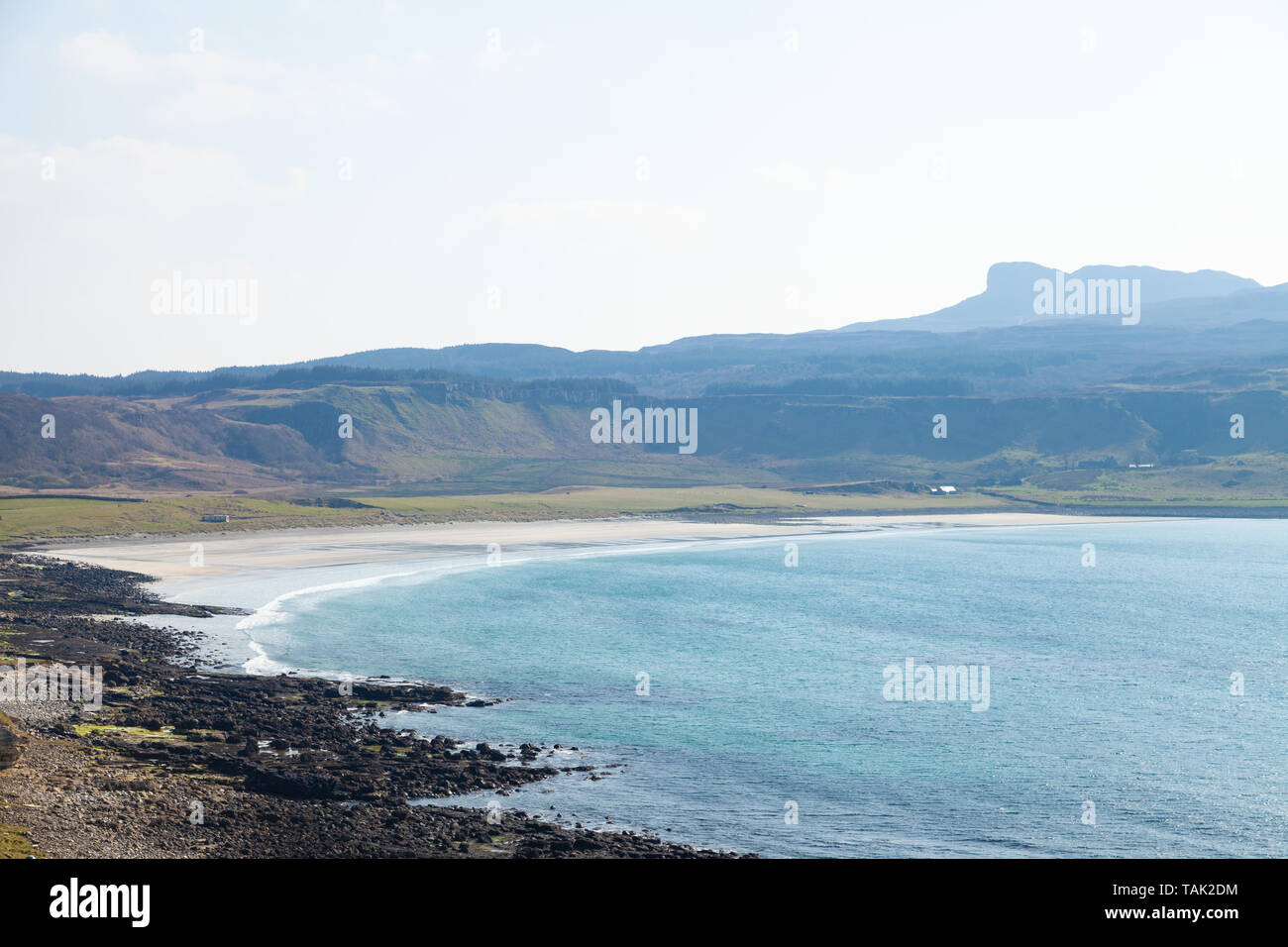 Die Bucht von laig auf der Isle of Eigg mit Ann Sgurr in der Ferne. Stockfoto