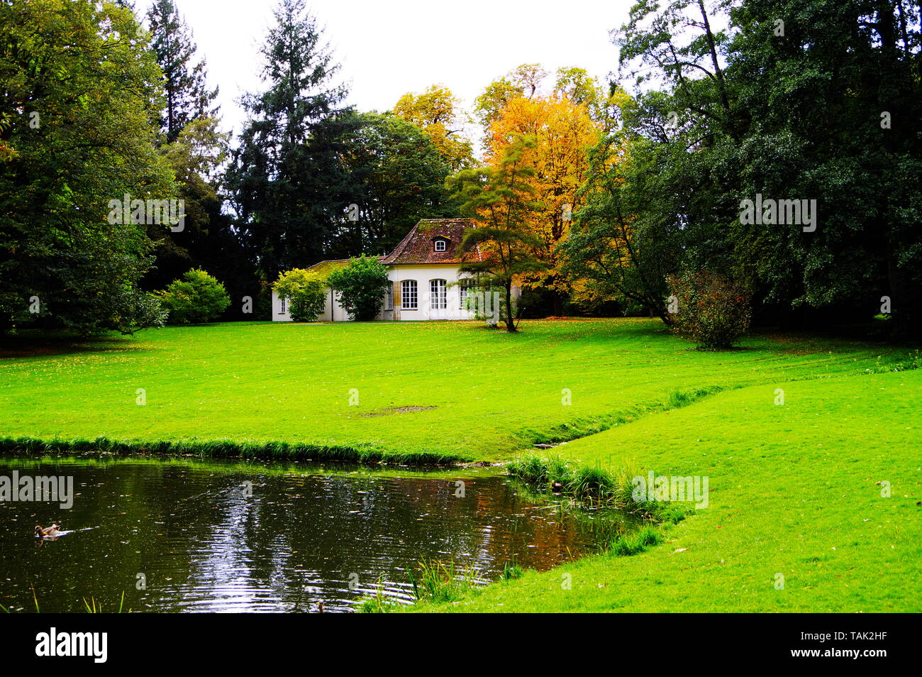 Idyllischer Garten mit Ententeich und große Liegewiese und Wochenende Haus Stockfoto