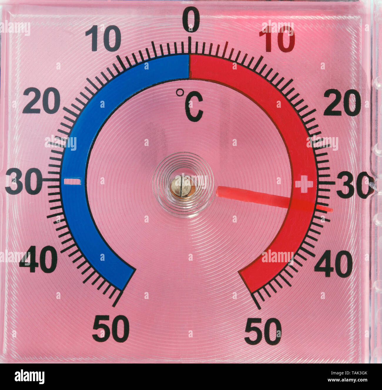 Outdoor Fenster Wand Thermometer auf rosa Hintergrund Stockfoto