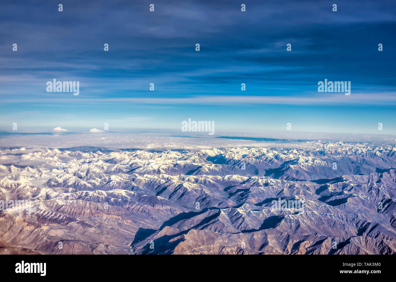 Ein Luftbild der kargen Bergwelt des Zanskar Spektrum der inneren Himalaja in Indien. Aus einem Flugzeug auf einem frühen Juli morgens genommen. Stockfoto