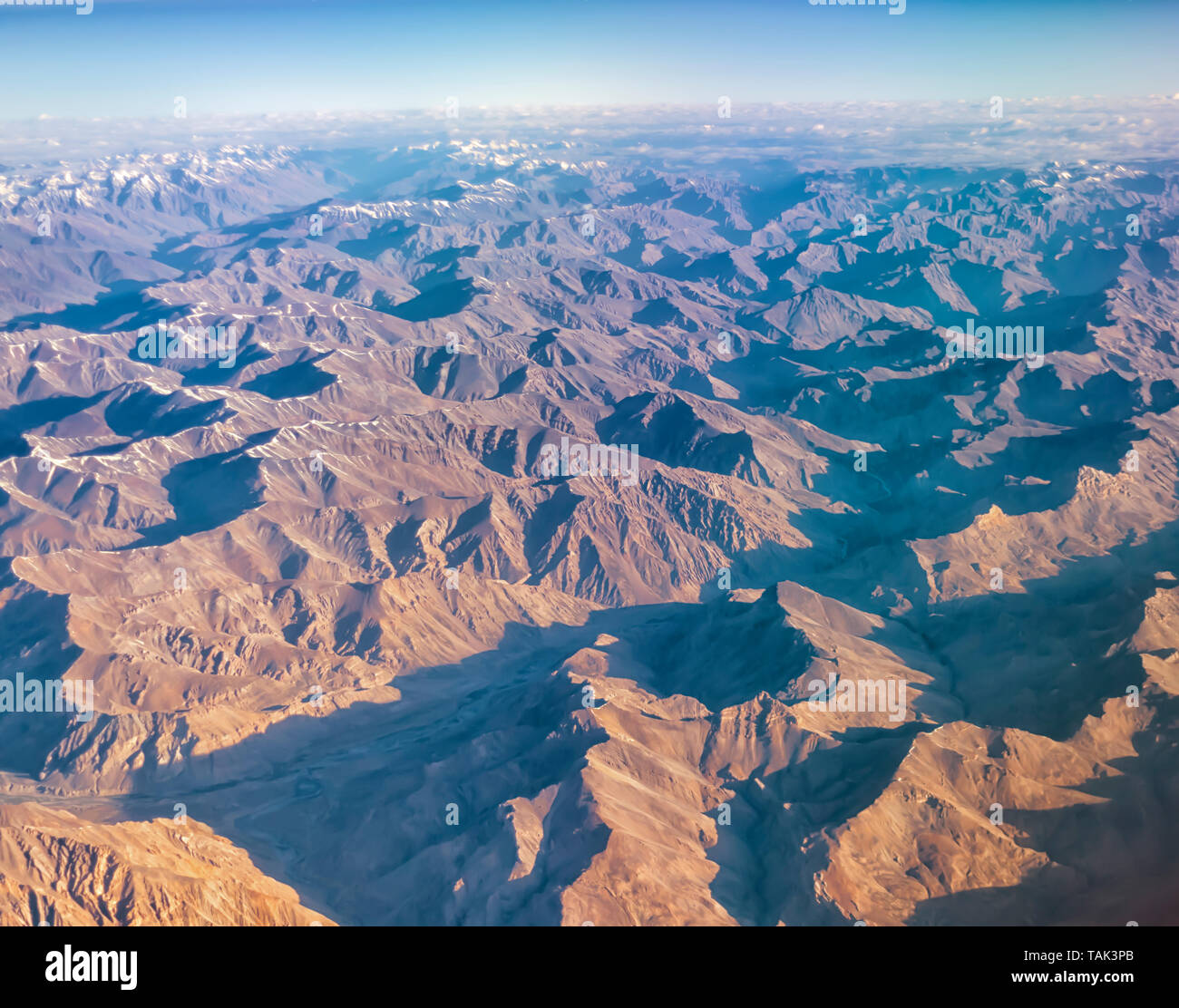 Ein Luftbild der kargen Bergwelt des Zanskar Spektrum der inneren Himalaja in Indien. Aus einem Flugzeug auf einem frühen Juli morgens genommen. Stockfoto