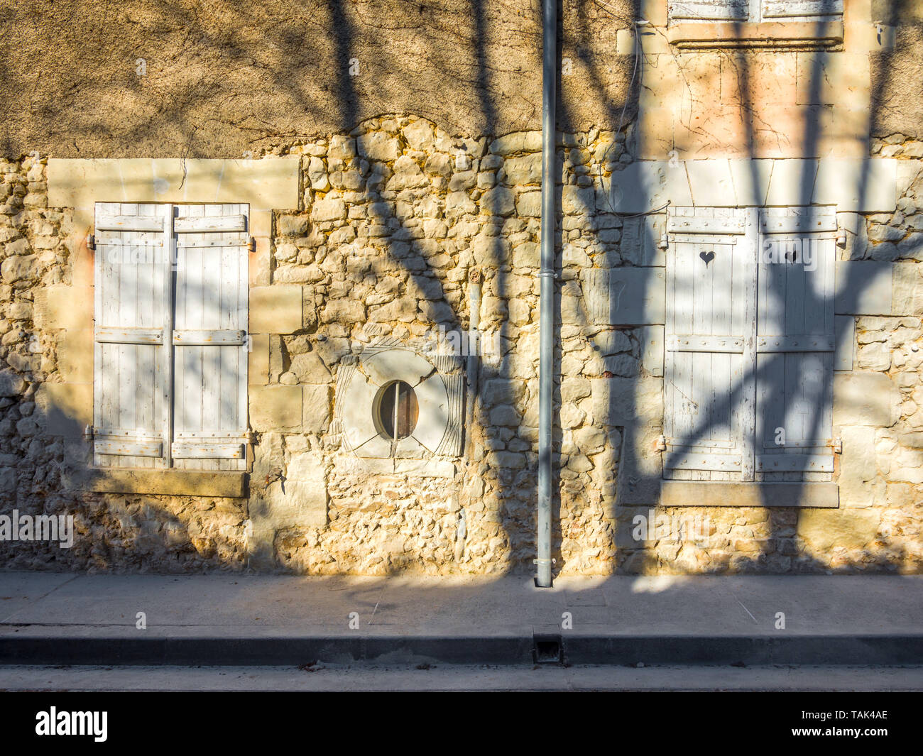 Altes Steinhaus Fassade Renovierung. Stockfoto