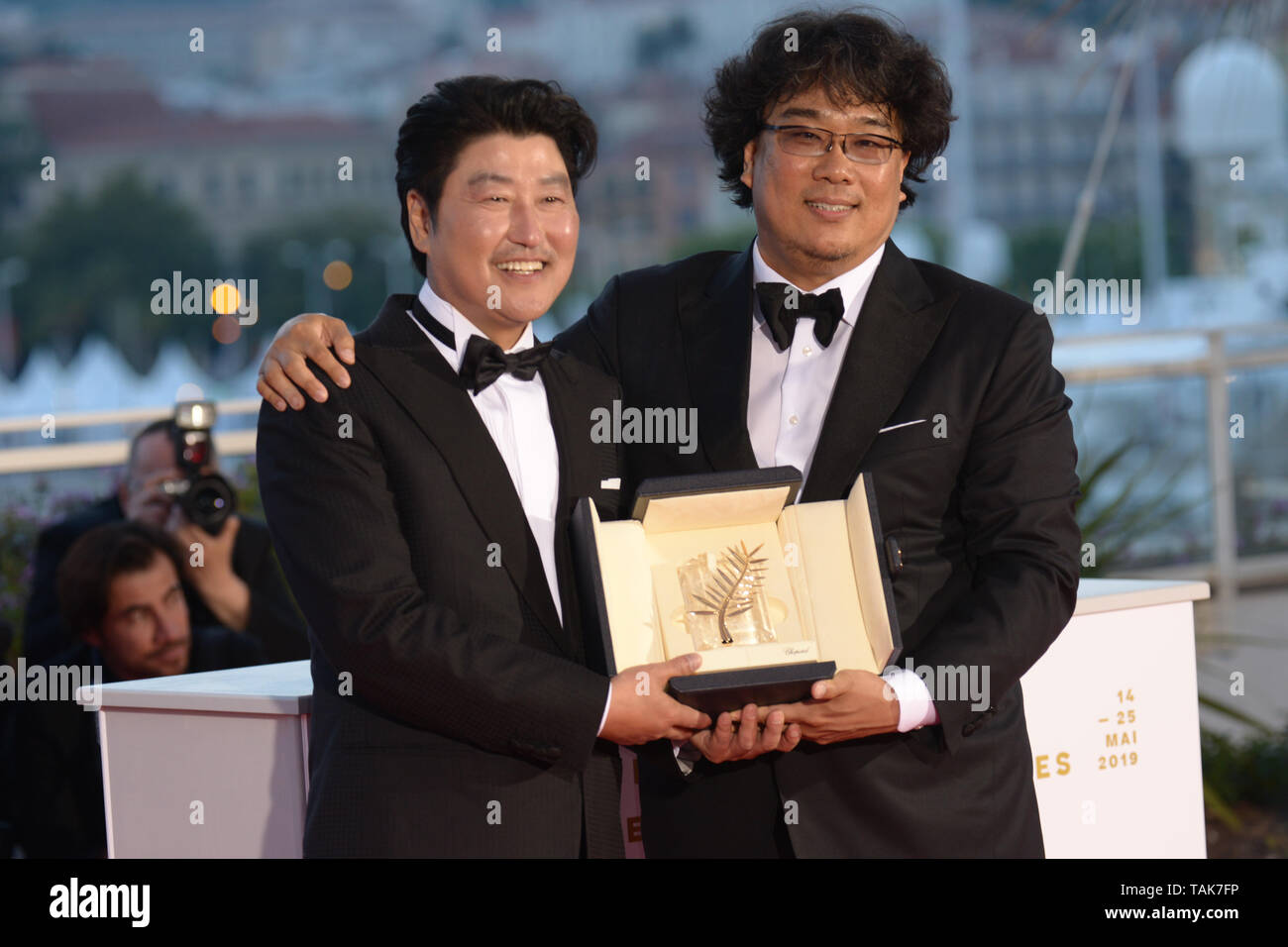 Mai 25, 2019 - Cannes, Frankreich - Cannes, Frankreich - 25. Mai: Regisseur Bong Joon-Ho (R), dem Gewinner der Goldenen Palme d'Or Award für seinen Film "Parasit" wirft mit Schauspieler Kang-Ho Song (L) an der Gewinner photocall während die 72. jährlichen Filmfestspiele von Cannes am 25. Mai 2019 in Cannes, Frankreich. (Bild: © Friedrich InjimbertZUMA Draht) Stockfoto