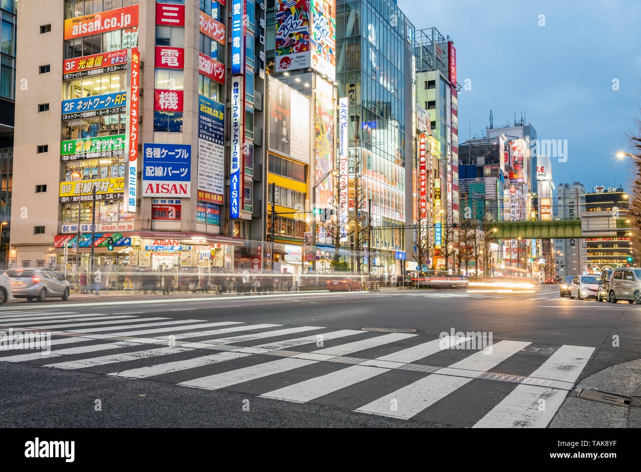 Tokyo, Japan - 23. März 2019: Kreuzung in Akihabara in der Abenddämmerung. Akihabara ist ein Einkaufsviertel im Zentrum von Tokyo berühmt für seine Elektronik Einzelhändler Stockfoto