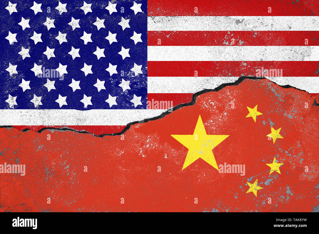 USA und China Konflikt Konzept. Flaggen der USA und China auf Risse an der Wand gemalt. Stockfoto
