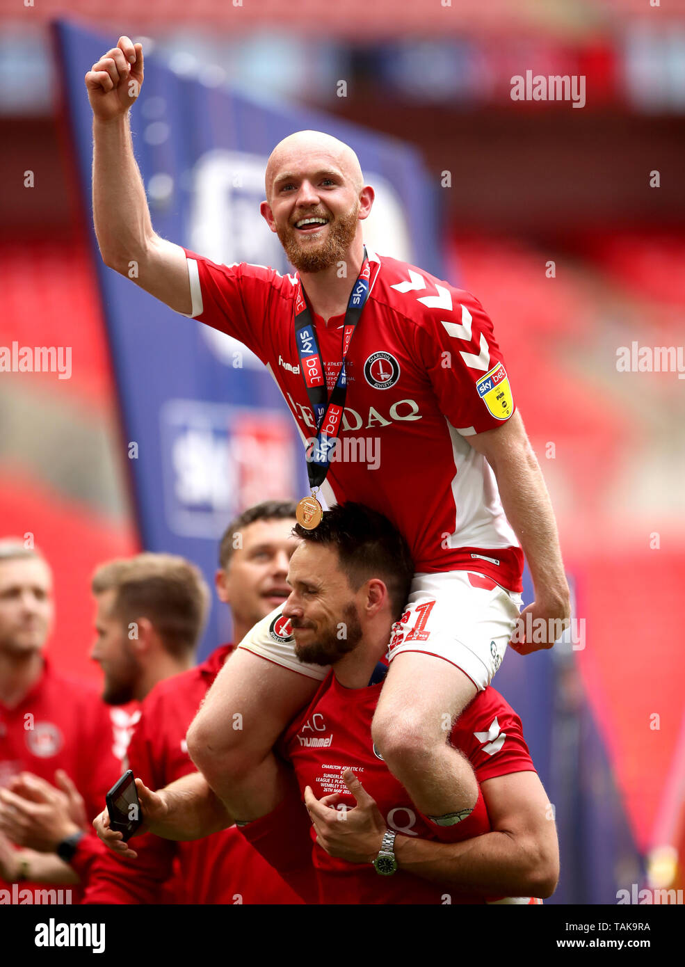 Von Charlton Athletic Jonathan Williams (oben) feiert den Sieg und den Aufstieg in den Himmel Wette Meisterschaft am Ende der Sky Bet Liga eine Play-off-Finale im Wembley Stadion, London. Stockfoto