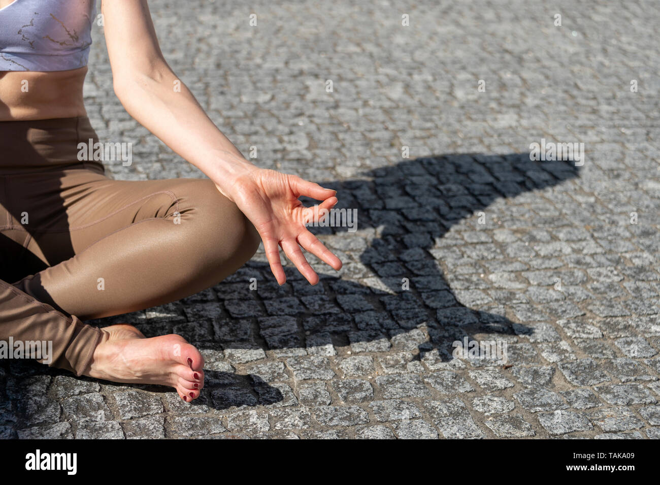 Ein wwomans Hand beim Üben von Yoga, namaste Hände. Stockfoto