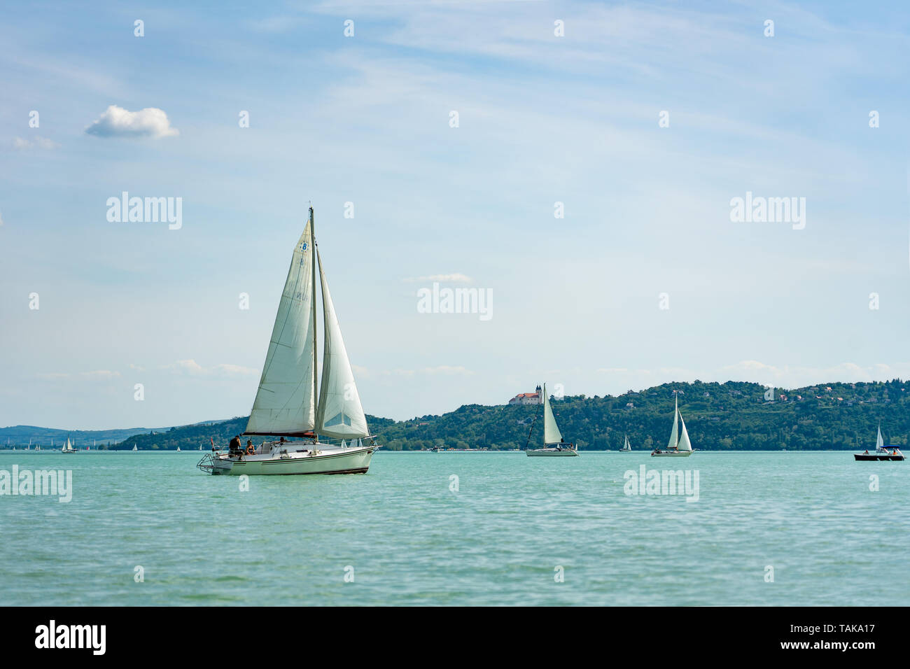 Segelboot auf dem See Balaton Blick auf die Kirche von Tihany Balatonfüred Stockfoto