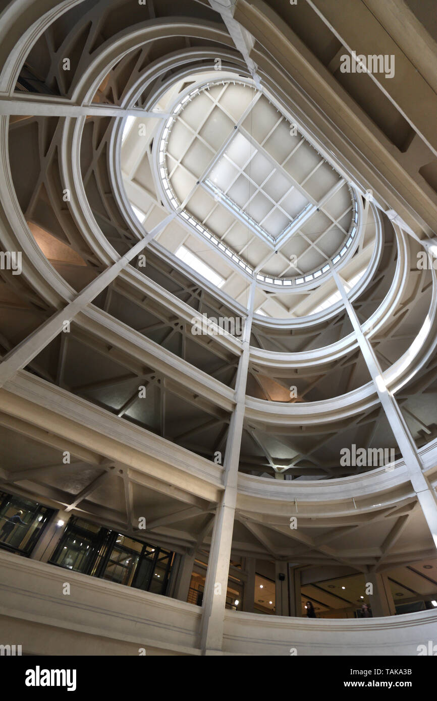 Spirale Auto Track läuft vom Boden bis zur Decke auf der ehemaligen Fiat Auto Fabrik. Lingotto, Turin, Italien Stockfoto