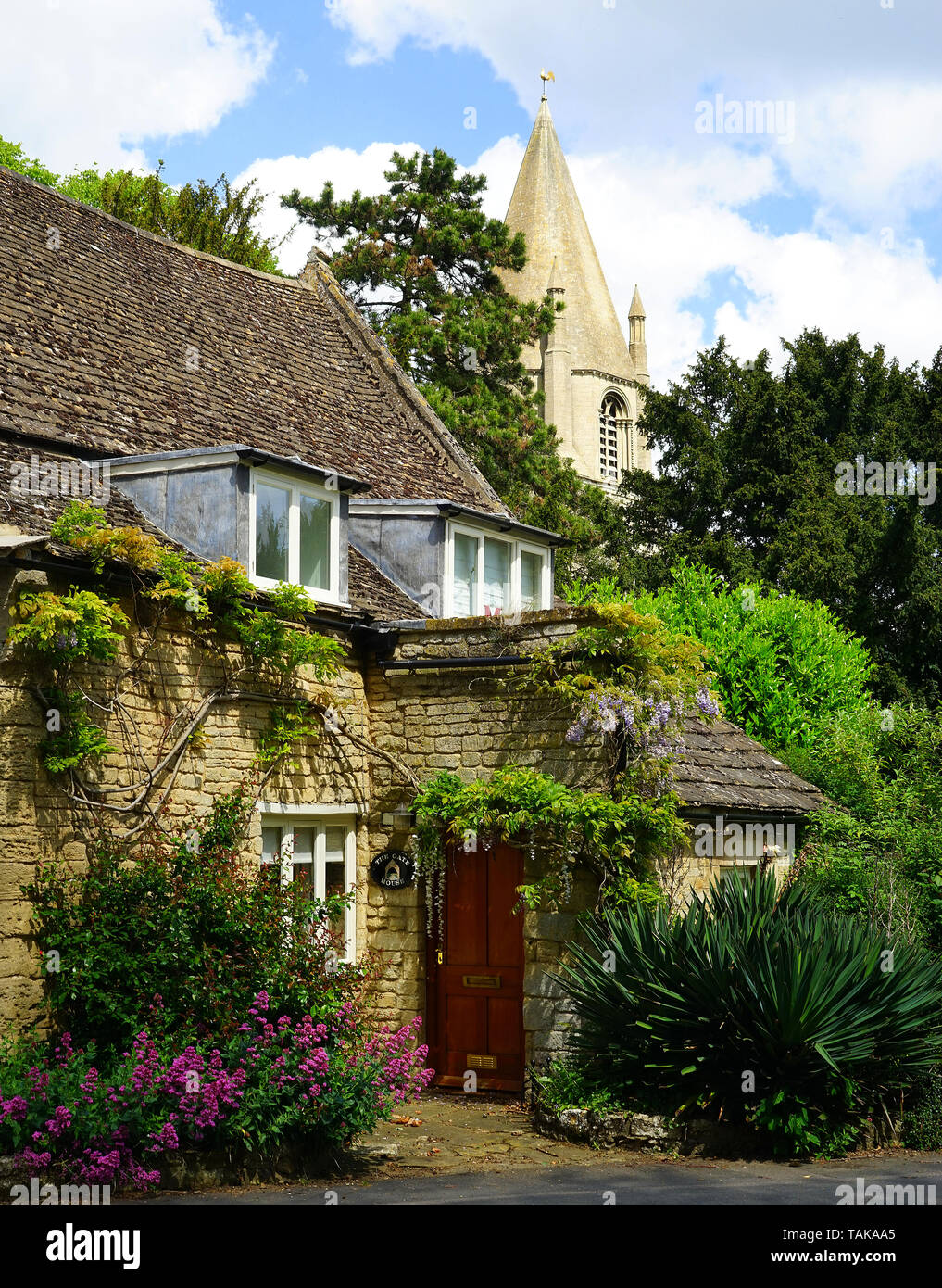Attraktives Ferienhaus aus Stein neben der Kirche im Barnack, Cambridgeshire Stockfoto