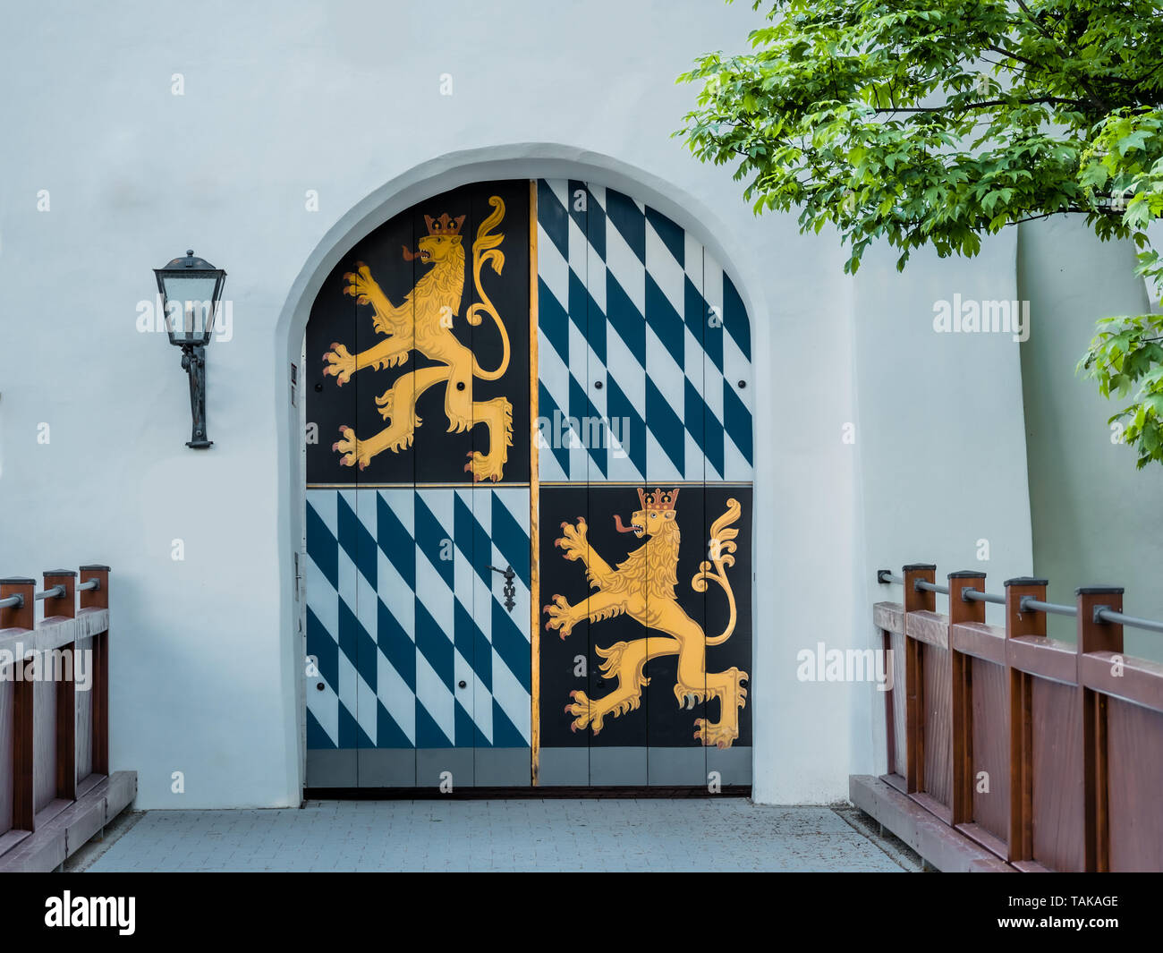 Bild eines geschlossenen Tor mit bayerischen königlichen Wappen mit Löwen und Blau weisse Diamanten Stockfoto