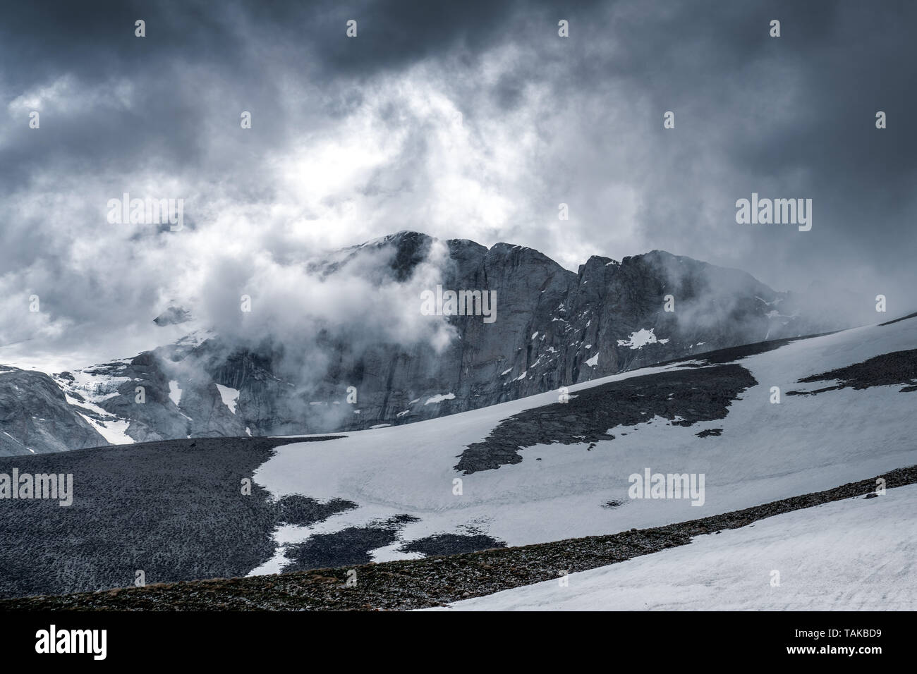 Winterlandschaft mit schneebedeckten Felsen und Berge. Türkei, Nigde. Stockfoto