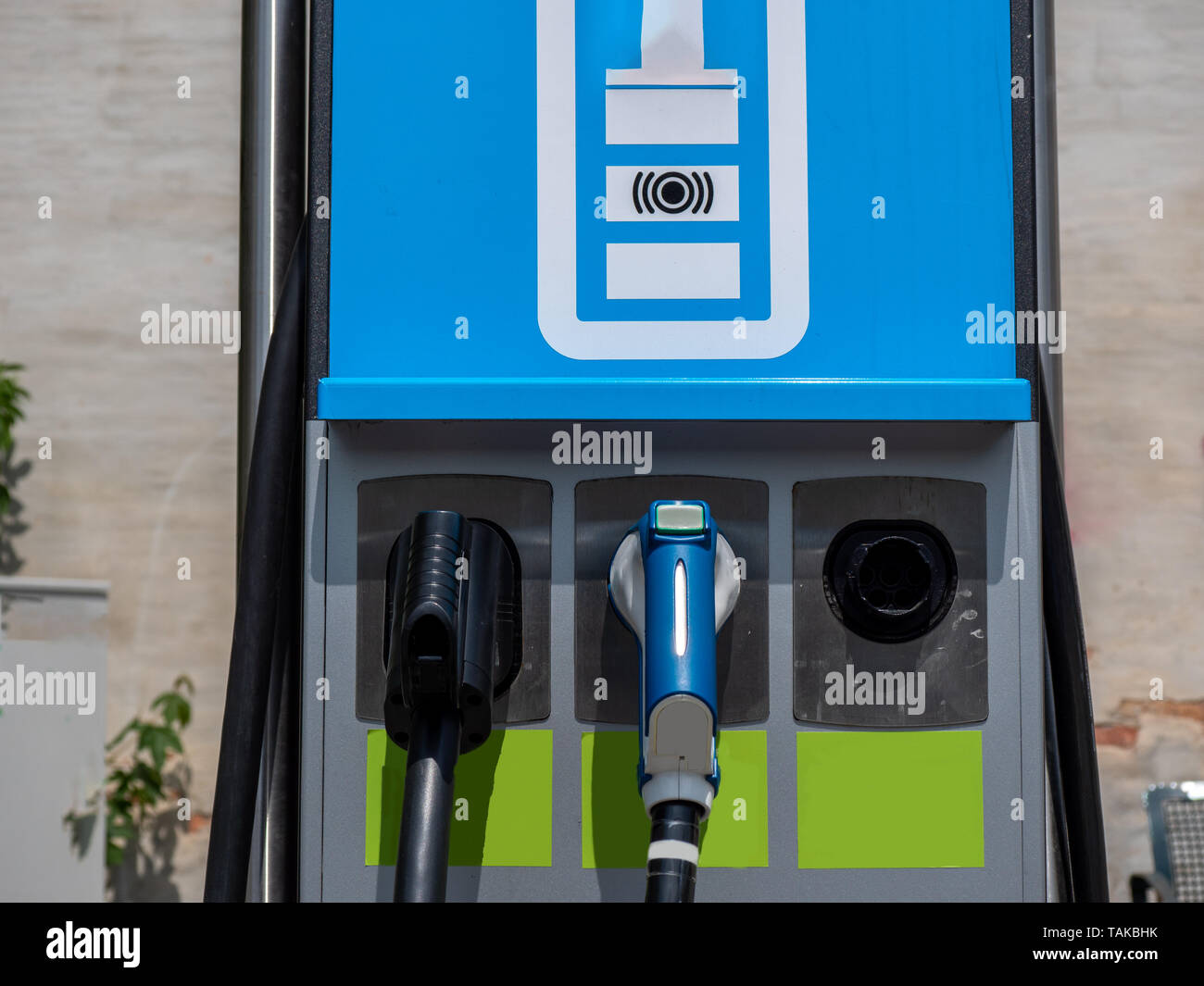 Schließen Sie herauf Bild der elektronischen Ladestation in der Stadt Stockfoto