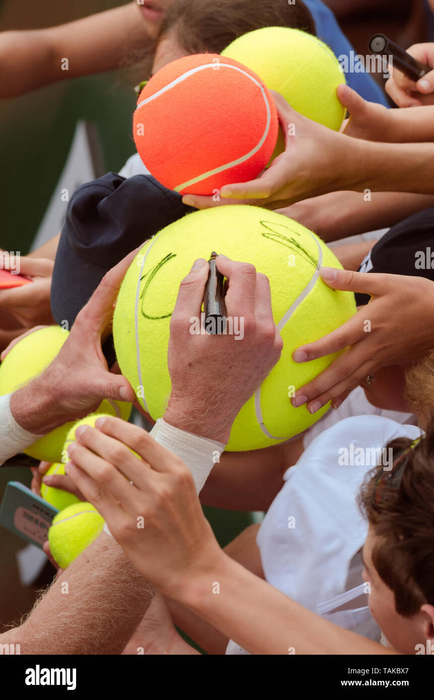 Tennis Player zeichen Autogramm auf einen Tennisball nach Gewinnen, Nahaufnahme, Tennisbälle und Hüte und Hände von einem Mann, der Signatur. Stockfoto