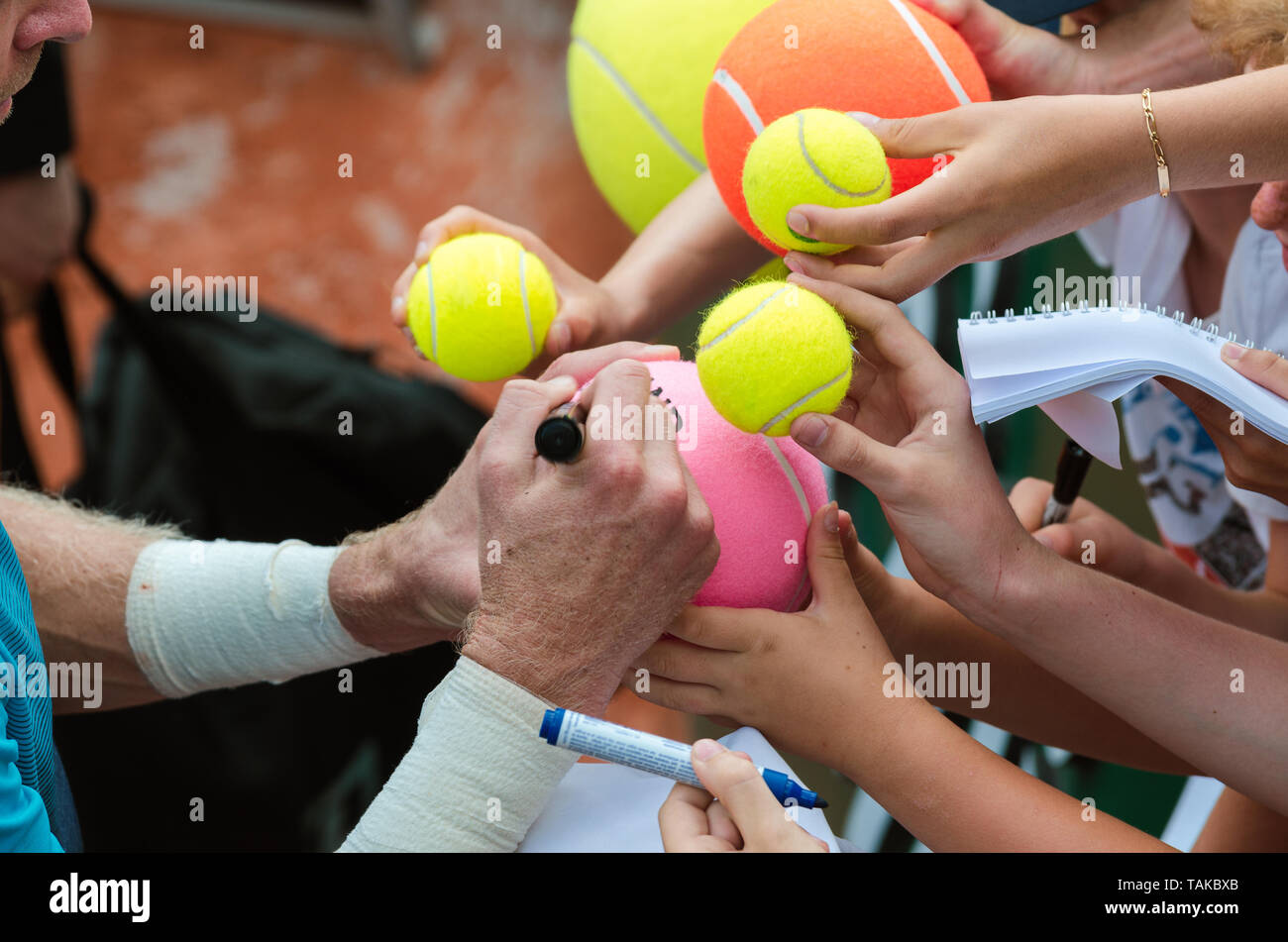 Tennis Player zeichen Autogramm auf einen Tennisball nach Gewinnen, Nahaufnahme, Tennisbälle und Hände von Tennis Fans, Mann, der Signatur. Stockfoto