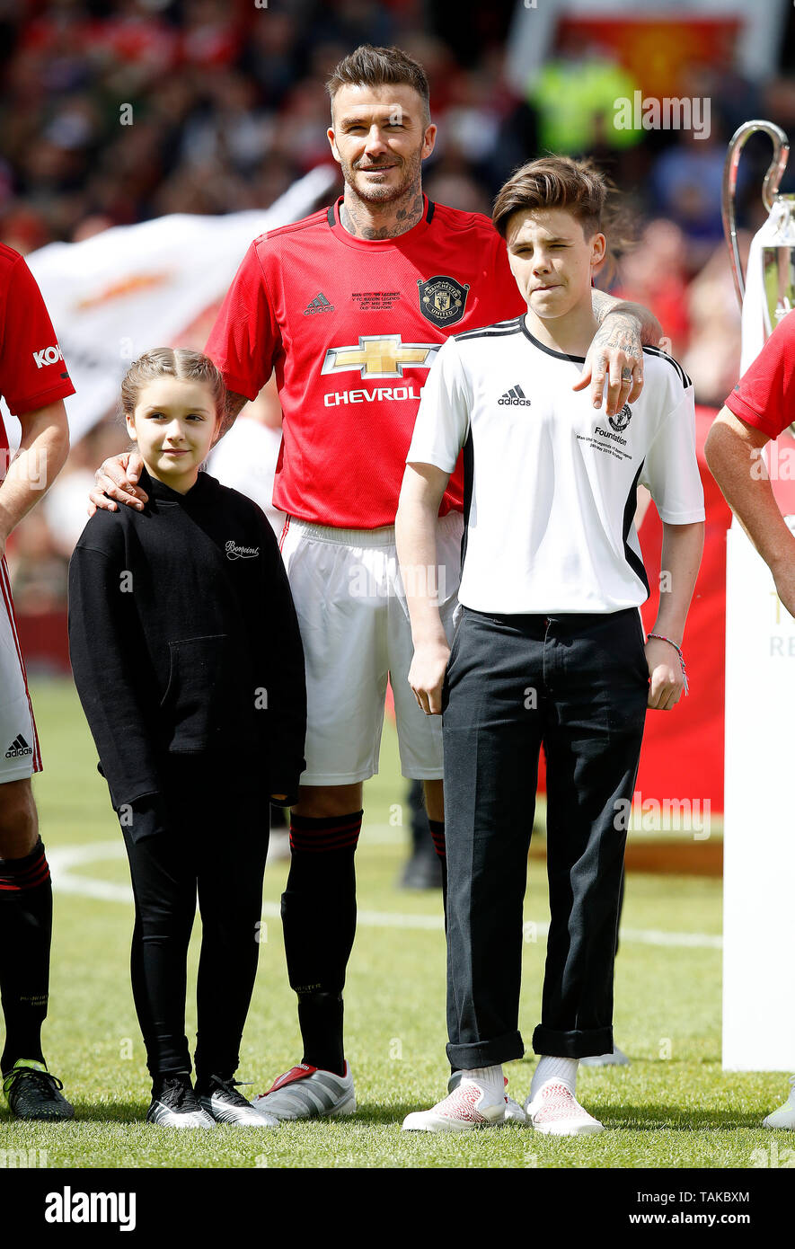 Manchester United Legenden Spieler David Beckham Mit Kindern Cruz Und Harper Bevor Die Legenden Spiel Im Old Trafford Manchester Stockfotografie Alamy