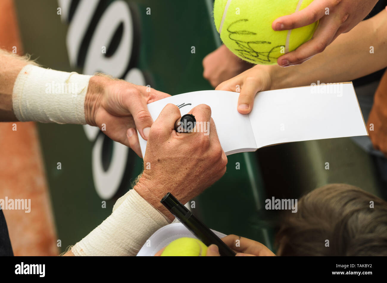 Tennis Player zeichen Autogramm auf einem Notebook nach Gewinnen, Nahaufnahme, Mann, der Signatur. Stockfoto