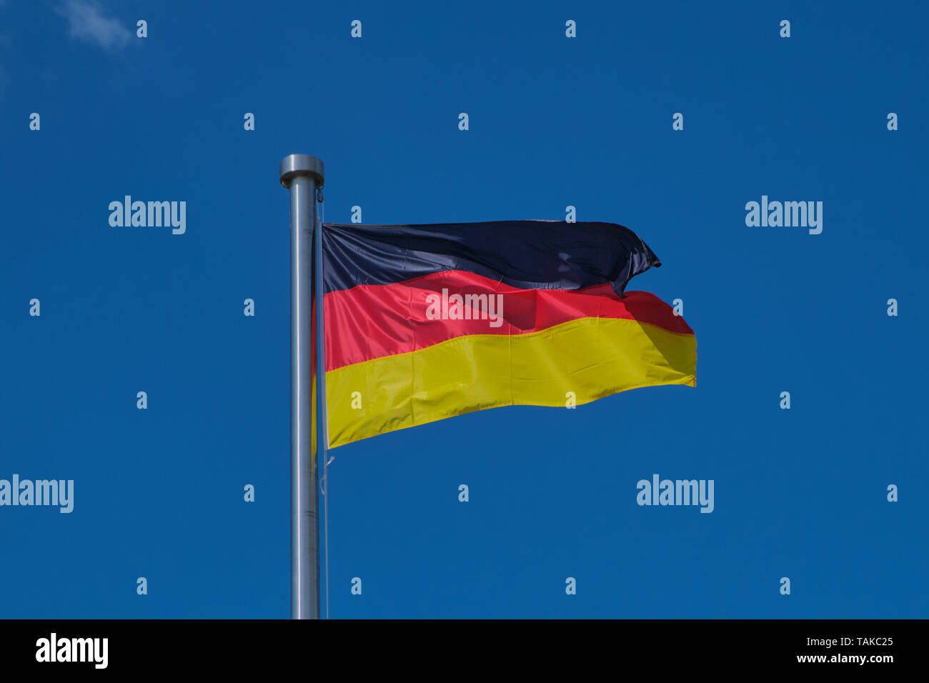 Photograpy eines wehende Flagge von Deutschland gegen blauen wolkenlosen Himmel Stockfoto