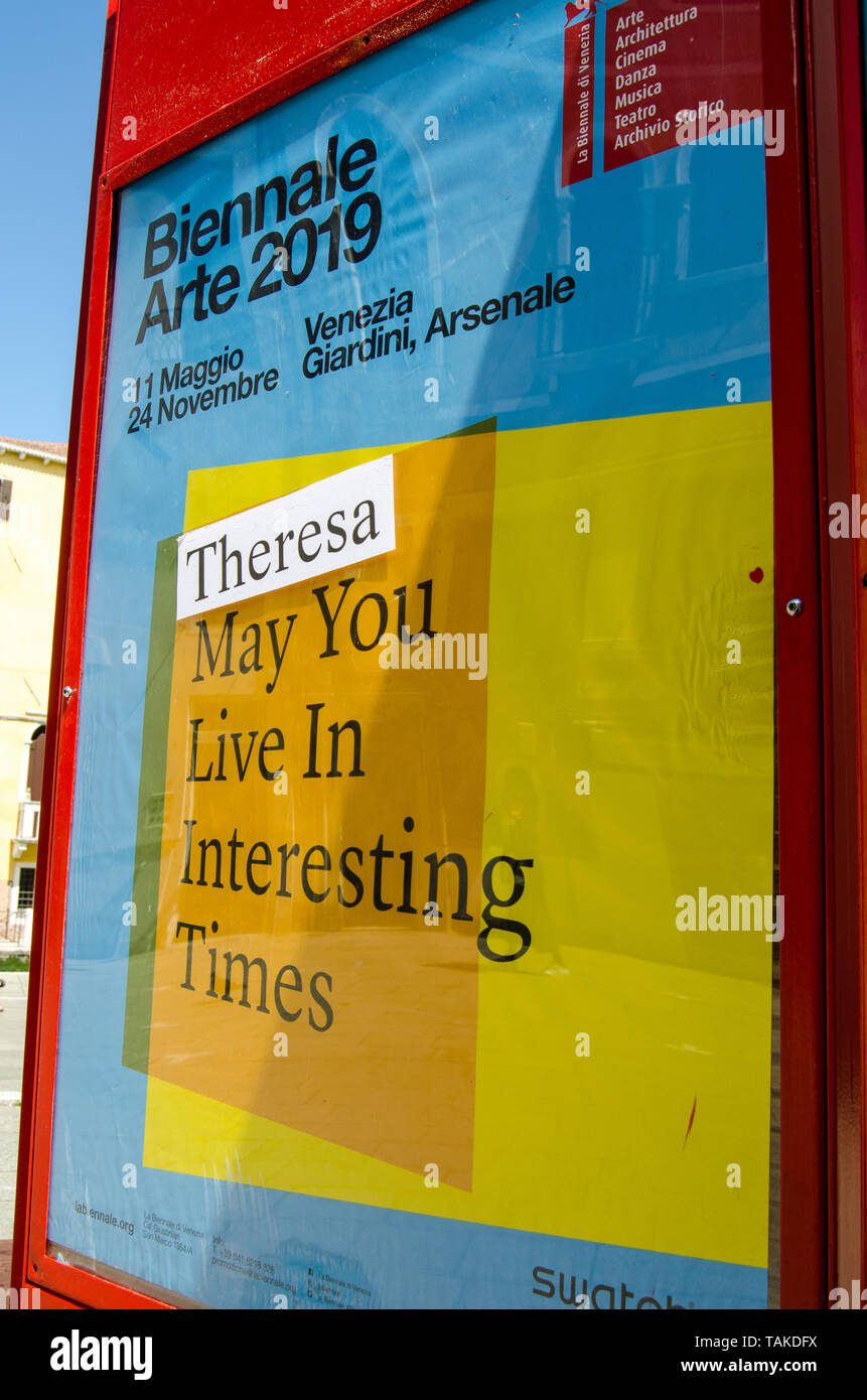 Venedig, Italien, 16. MAI 2019: Zeichen der Förderung der Biennale in Venedig mit einem Aufkleber, der unter Bezugnahme auf den britischen Premierminister Theresa May. Stockfoto