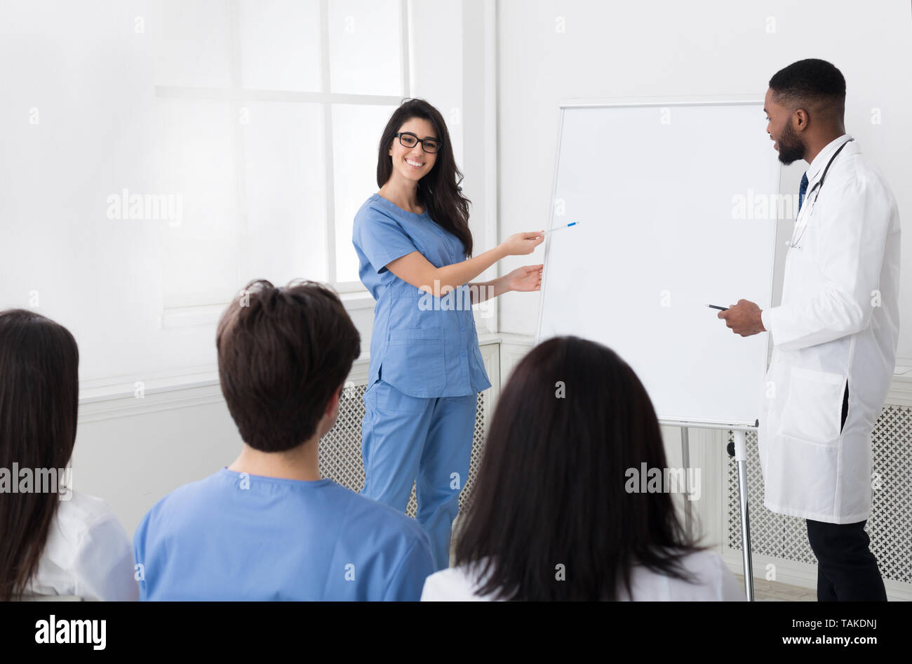 Ärzte Erfahrungsaustausch mit Kolleginnen und Kollegen bei der medizinischen Beratung Stockfoto