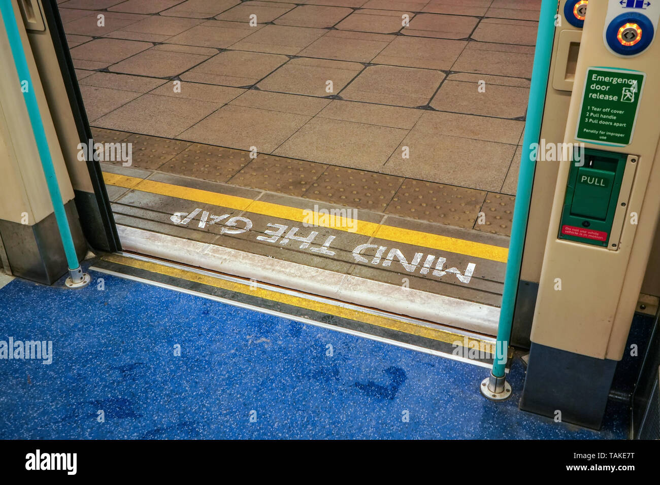 Blick aus der Londoner U-Bahn, Tür geöffnet MIND THE GAP Warnung auf dem Boden auf der anderen Seite geschrieben. Stockfoto