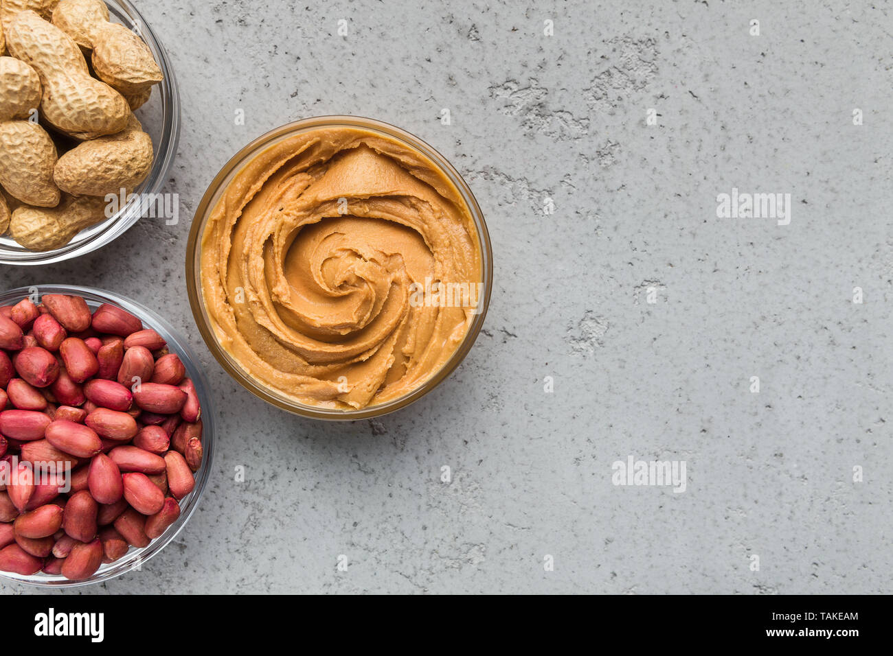 Schalen mit Erdnüssen und Erdnussbutter Stockfoto