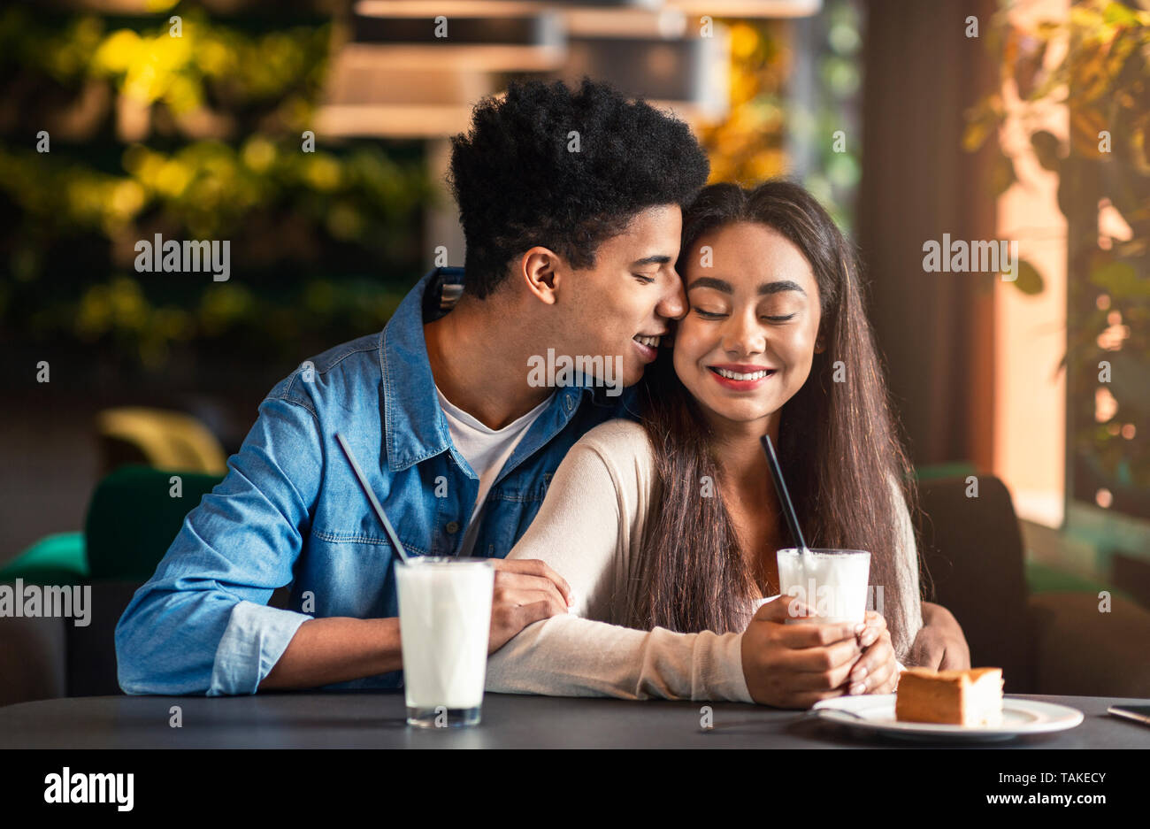 Jugendlich schwarz Paar in Liebe dating Cafe Stockfoto