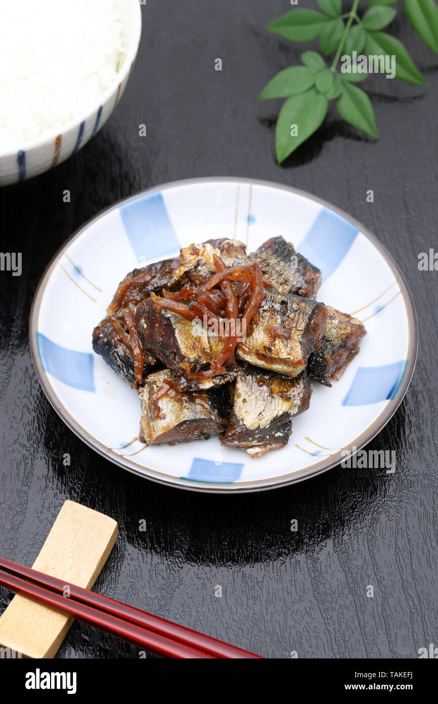 Japanisches Essen, Tsukudani der Hechte auf schwarzem Hintergrund Stockfoto