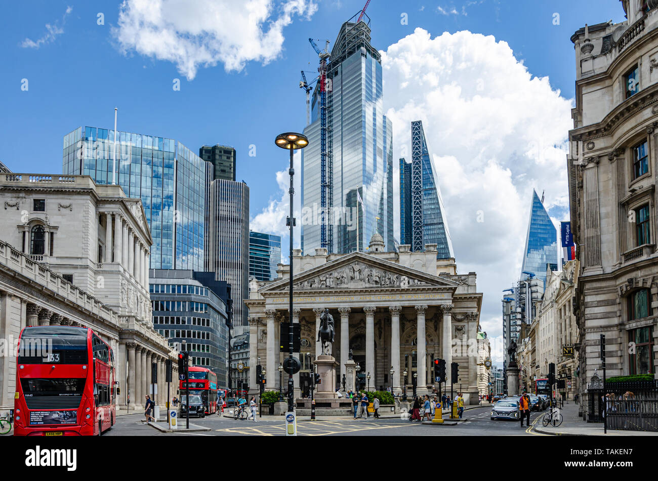 Die Skyline von London mit alten Architektur des sozialen Börse und modernen Gläsernen Wolkenkratzern, über die hinaus spiegeln die blauen Himmel. Stockfoto
