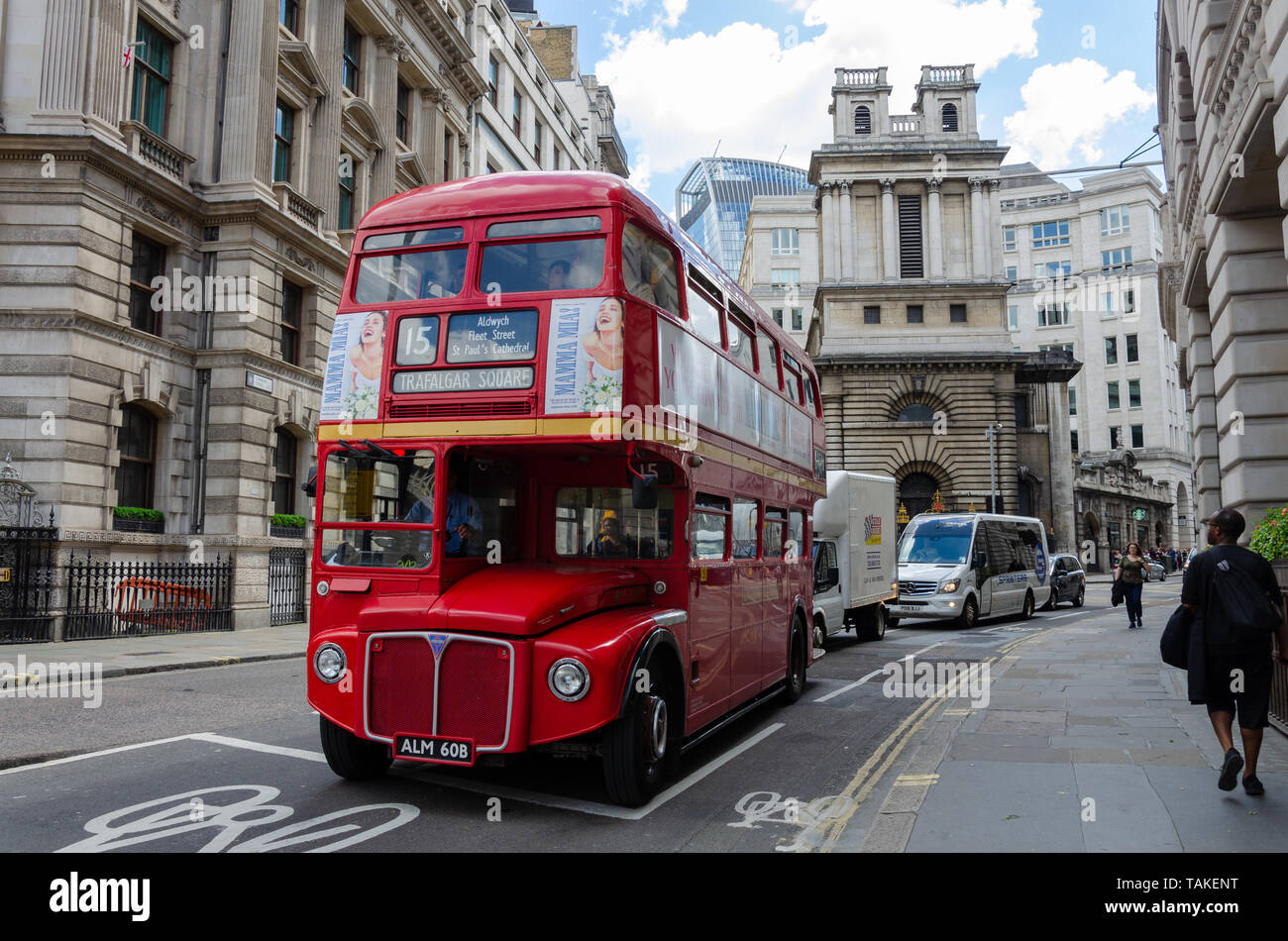 Eine ikonische, traditionellen roten Doppeldeckerbus Routemaster auf der Lombard Street in London. Stockfoto