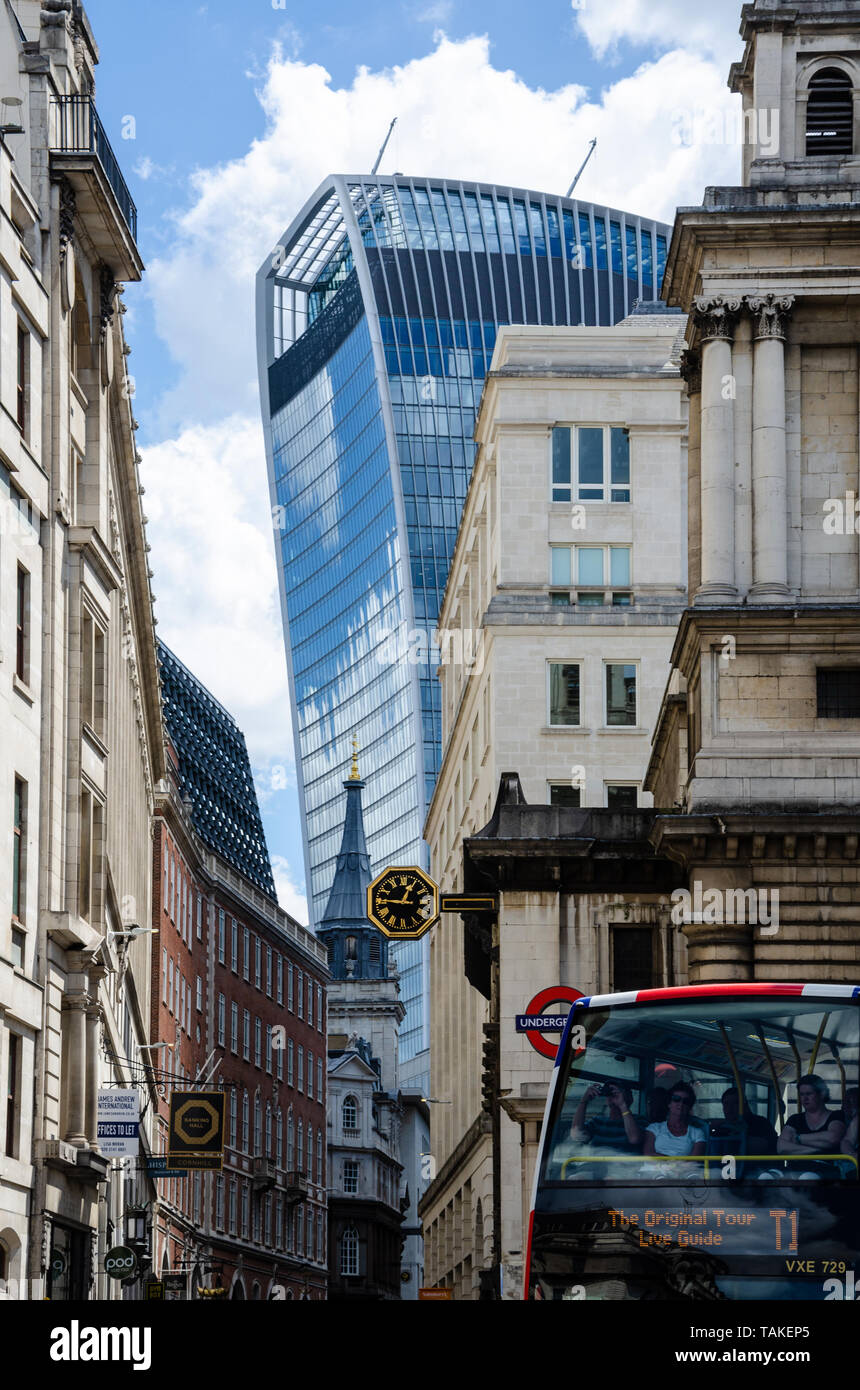 Ein Blick auf die Lombard Street in London mit dem Walkie Talkie (20 Fenchurch Street) im Hintergrund kontrastieren mit dem Älteren, Stein Architektur. Stockfoto