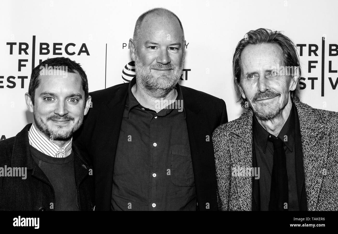 New York, NY - 25. April 2019: Elijah Wood, Direktor Ant Timpson und Stephen McHattie nehmen an der 'Papa' Screening im 2019 Tribeca Film Fe kommen Stockfoto