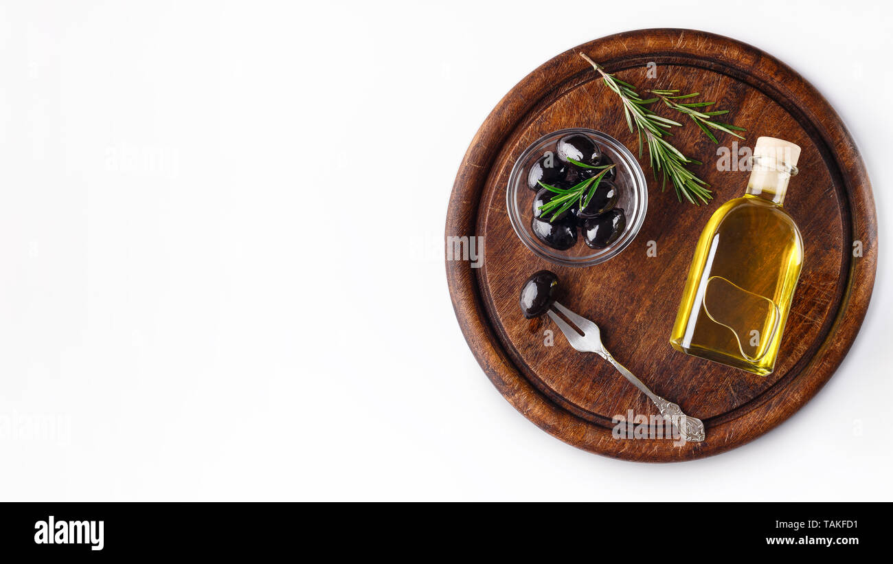 Olivenöl und Oliven in Schale an Bord. Stockfoto